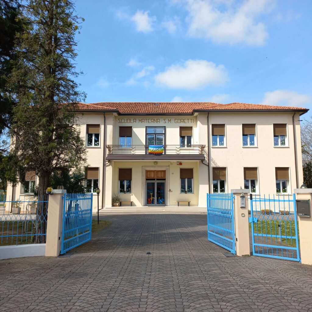 Foto della facciata della scuola